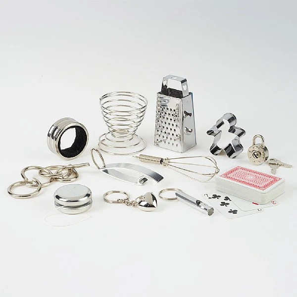 Robin Reed 12" Ring 'O' Bells Red & Green Christmas Crackers - Pack Of 6 4 Robin Reed 12" Ring 'O' Bells Red & Green Christmas Crackers - Pack Of 6 - Image 2